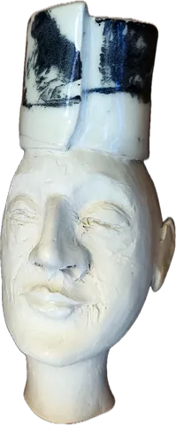 Kopf mit Pinselhut