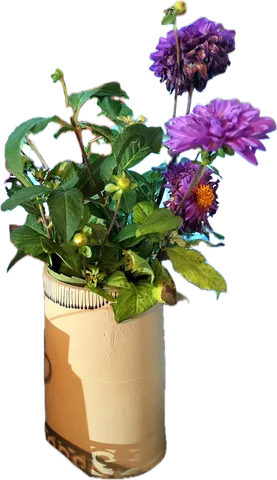 Krug mit Dahlien