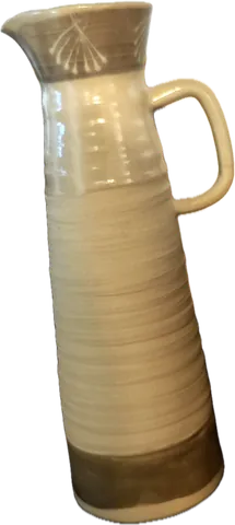 Krug mit Rillen